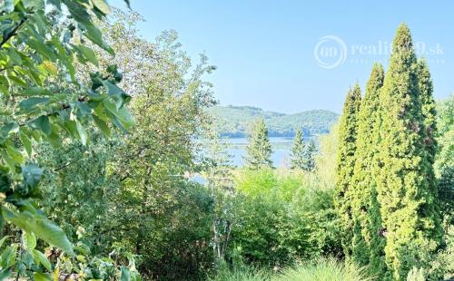 MAĎARSKO - JAZERO RAKACA - 4 IZBOVÁ CHATA, TERASA, VÍRIVKA.