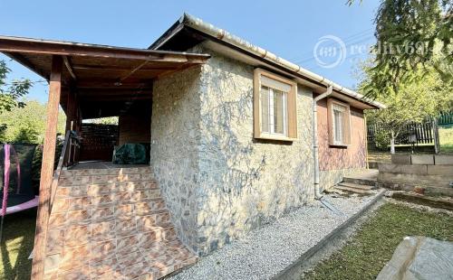 MAĎARSKO - JAZERO RAKACA - 4 IZBOVÁ CHATA, TERASA, VÍRIVKA.