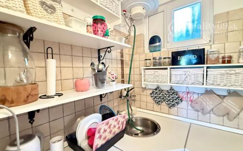 MAĎARSKO - JAZERO RAKACA - 4 IZBOVÁ CHATA, TERASA, VÍRIVKA.