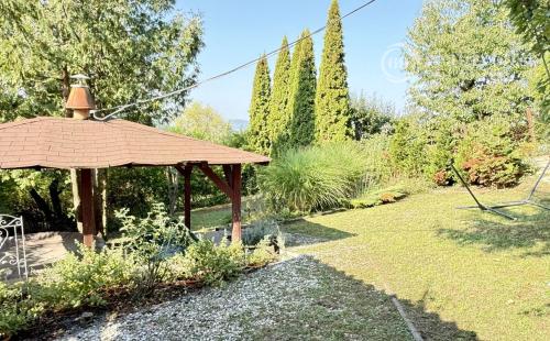 MAĎARSKO - JAZERO RAKACA - 4 IZBOVÁ CHATA, TERASA, VÍRIVKA.