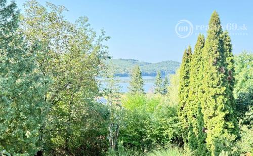 MAĎARSKO - JAZERO RAKACA - 4 IZBOVÁ CHATA, TERASA, VÍRIVKA.