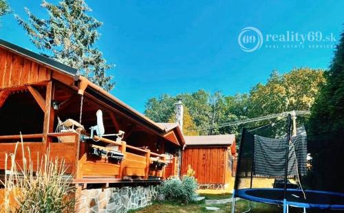 MAĎARSKO - LUXUSNÁ CHATA S LETNOU KUCHYŇOU A BAZÉNOM.