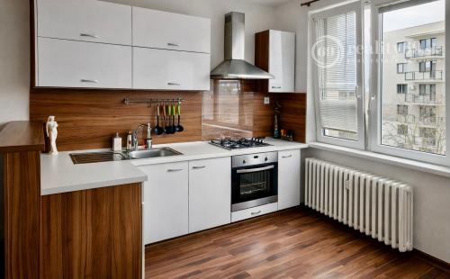 NAD JAZEROM - AZOVSKÁ 1,5 IZBOVÝ BYT 41 M2, ZARIADENÝ KOMPLET.