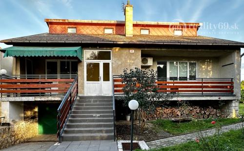 NOVÁ CENA! KOŠICE - KRÁSNA - VÝBORNÁ LOKALITA - DVOJGENERAČNÝ RD + GAZDOVSKÝ RD, POZEMOK 1.005 M2.