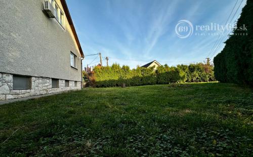 NOVÁ CENA! KOŠICE - KRÁSNA - VÝBORNÁ LOKALITA - DVOJGENERAČNÝ RD + GAZDOVSKÝ RD, POZEMOK 1.005 M2.