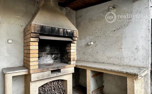 NOVÁ CENA! KOŠICE - KRÁSNA - VÝBORNÁ LOKALITA - DVOJGENERAČNÝ RD + GAZDOVSKÝ RD, POZEMOK 1.005 M2.