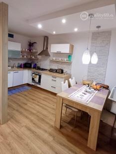 KPT. NÁLEPKU - ŠIRŠIE CENTRUM MESTA. - 3 IZBOVÝ ZARIADENÝ BYT 70 M2