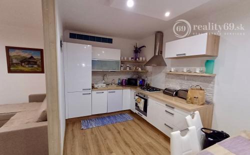 KPT. NÁLEPKU - ŠIRŠIE CENTRUM MESTA. - 3 IZBOVÝ ZARIADENÝ BYT 70 M2