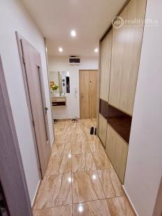 KPT. NÁLEPKU - ŠIRŠIE CENTRUM MESTA. - 3 IZBOVÝ ZARIADENÝ BYT 70 M2