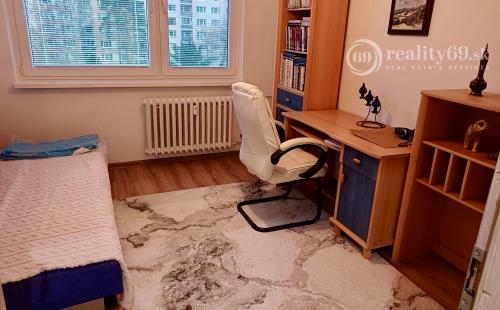 KPT. NÁLEPKU - ŠIRŠIE CENTRUM MESTA. - 3 IZBOVÝ ZARIADENÝ BYT 70 M2