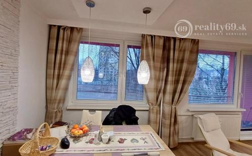 KPT. NÁLEPKU - ŠIRŠIE CENTRUM MESTA. - 3 IZBOVÝ ZARIADENÝ BYT 70 M2