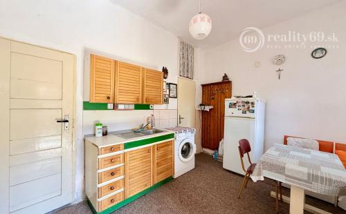 BUKOVEC - 4 IZBOVÝ RD V DOBROM STAVE POZEMOK 1.104 M2