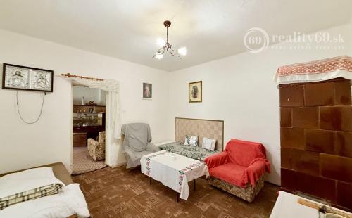 BUKOVEC - 4 IZBOVÝ RD V DOBROM STAVE POZEMOK 1.104 M2