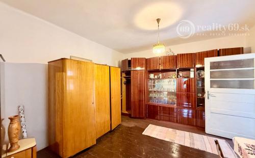 BUKOVEC - 4 IZBOVÝ RD V DOBROM STAVE POZEMOK 1.104 M2