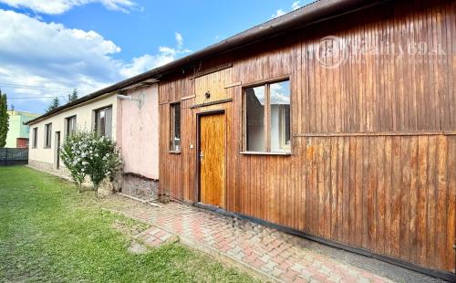 BUKOVEC - 4 IZBOVÝ RD V DOBROM STAVE POZEMOK 1.104 M2