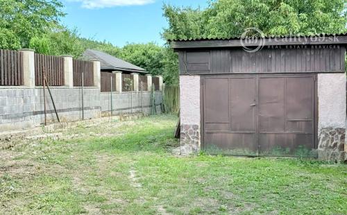 BUKOVEC - 4 IZBOVÝ RD V DOBROM STAVE POZEMOK 1.104 M2