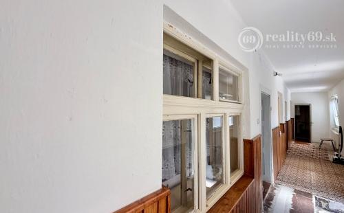 BUKOVEC - 4 IZBOVÝ RD V DOBROM STAVE POZEMOK 1.104 M2