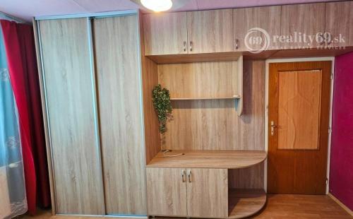 CENTRUM MESTA JÁNOŠÍKOVÁ 3 IZBOVÝ ZARIADENÝ BYT