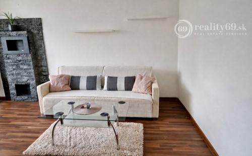 REZERVOVANÉ - NAD JAZEROM - AZOVSKÁ 1,5 IZBOVÝ BYT 41 M2, ZARIADENÝ KOMPLET.