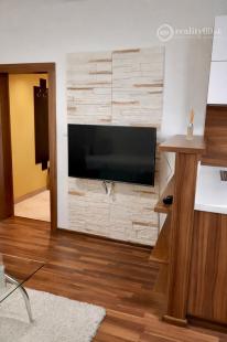 REZERVOVANÉ - NAD JAZEROM - AZOVSKÁ 1,5 IZBOVÝ BYT 41 M2, ZARIADENÝ KOMPLET.