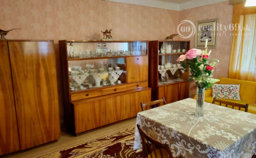 ČERNOCHOV - 3 IZBOVÝ RD V DOBROM STAVE, LETNÁ KUCHYŇA, 2007 M2 POZEMOK.