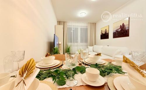 JUH - PRI AUPARKU KRIVÁ - 2 IZBOVÝ BYT KOMPLETNE ZARIADENÝ.