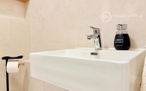 JUH - PRI AUPARKU KRIVÁ - 2 IZBOVÝ BYT KOMPLETNE ZARIADENÝ.