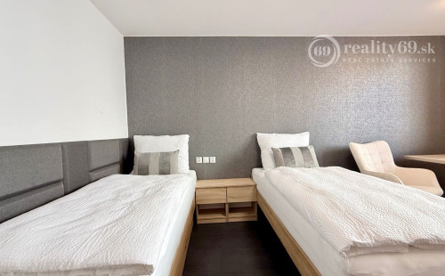 CENTRUM MESTA - VRÁTNA - 1 IZBOVÝ MODERNÝ ZARIADENÝ BYT.