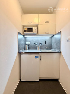 CENTRUM MESTA - VRÁTNA - 1 IZBOVÝ MODERNÝ ZARIADENÝ BYT.