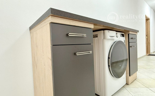 CENTRUM MESTA - VRÁTNA - 1 IZBOVÝ MODERNÝ ZARIADENÝ BYT.