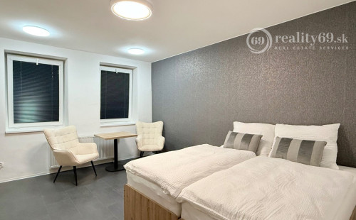 CENTRUM MESTA - VRÁTNA - 1 IZBOVÝ MODERNÝ ZARIADENÝ BYT.