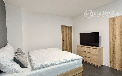 CENTRUM MESTA - VRÁTNA - 1 IZBOVÝ MODERNÝ ZARIADENÝ BYT.