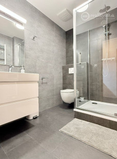 CENTRUM MESTA - VRÁTNA - 1 IZBOVÝ MODERNÝ ZARIADENÝ BYT.