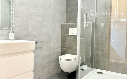 CENTRUM MESTA - VRÁTNA - 1 IZBOVÝ MODERNÝ ZARIADENÝ BYT.