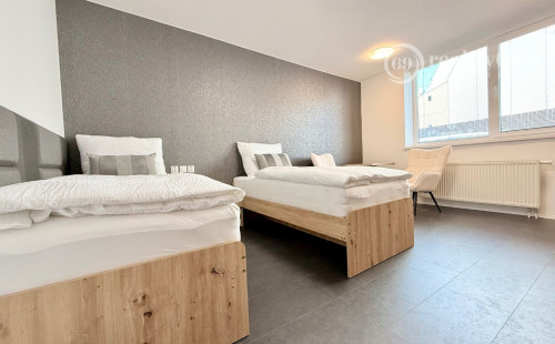 CENTRUM MESTA - VRÁTNA - 1 IZBOVÝ MODERNÝ ZARIADENÝ BYT.