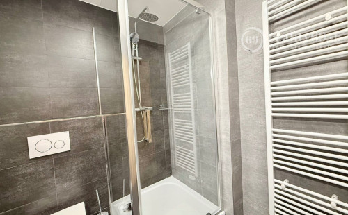 CENTRUM MESTA - VRÁTNA - 1 IZBOVÝ MODERNÝ ZARIADENÝ BYT.