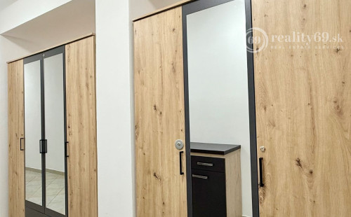 CENTRUM MESTA - VRÁTNA - 1 IZBOVÝ MODERNÝ ZARIADENÝ BYT.