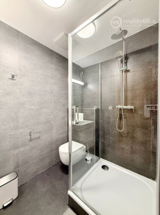 CENTRUM MESTA - VRÁTNA - 1 IZBOVÝ MODERNÝ ZARIADENÝ BYT.