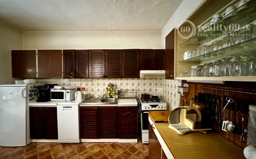 NOVÁ CENA! KOŠICE - KRÁSNA - VÝBORNÁ LOKALITA - DVOJGENERAČNÝ RD + GAZDOVSKÝ RD, POZEMOK 1.005 M2.