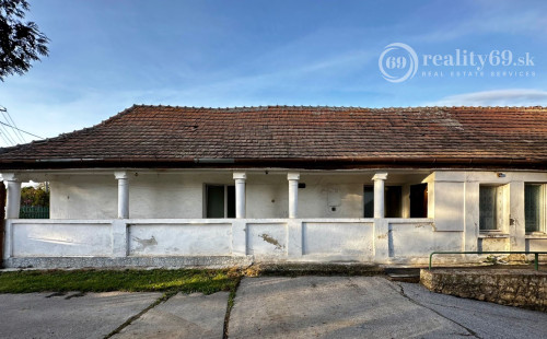 NOVÁ CENA! KOŠICE - KRÁSNA - VÝBORNÁ LOKALITA - DVOJGENERAČNÝ RD + GAZDOVSKÝ RD, POZEMOK 1.005 M2.