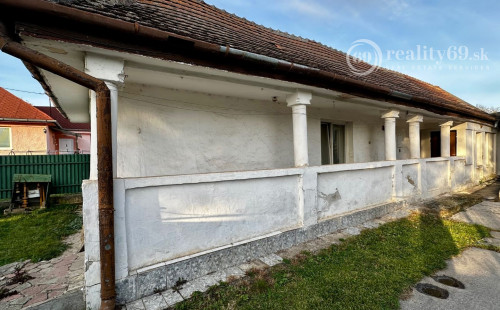 NOVÁ CENA! KOŠICE - KRÁSNA - VÝBORNÁ LOKALITA - DVOJGENERAČNÝ RD + GAZDOVSKÝ RD, POZEMOK 1.005 M2.