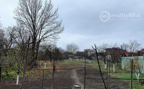 SEČOVCE - ROVINATÝ STAVEBNÝ POZEMOK 1417 PRIAMO V OBCI IS PRI POZEMKU.