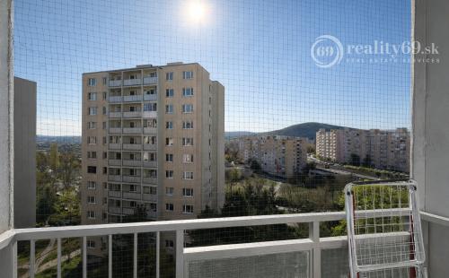 ŤAHANOVCE - BUKUREŠŤSKÁ 3 IZBOVÝ BYT PO REKONŠTRUKCII 64 M2