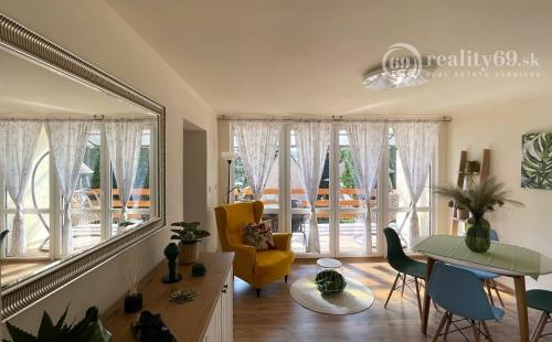 MAĎARSKO - JAZERO RAKACA - SUPER 3 IZBOVÁ CHATA PRI JAZERE S TERASOU.