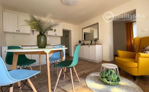 MAĎARSKO - JAZERO RAKACA - SUPER 3 IZBOVÁ CHATA PRI JAZERE S TERASOU.