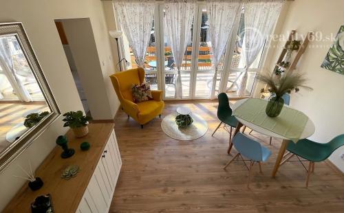 MAĎARSKO - JAZERO RAKACA - SUPER 3 IZBOVÁ CHATA PRI JAZERE S TERASOU.