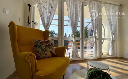 MAĎARSKO - JAZERO RAKACA - SUPER 3 IZBOVÁ CHATA PRI JAZERE S TERASOU.