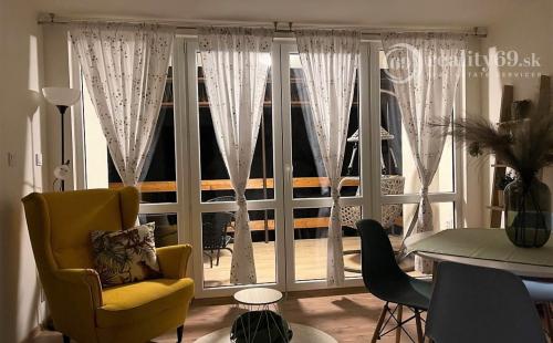 MAĎARSKO - JAZERO RAKACA - SUPER 3 IZBOVÁ CHATA PRI JAZERE S TERASOU.