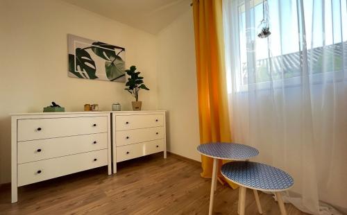 MAĎARSKO - JAZERO RAKACA - SUPER 3 IZBOVÁ CHATA PRI JAZERE S TERASOU.