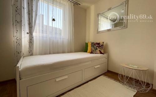 MAĎARSKO - JAZERO RAKACA - SUPER 3 IZBOVÁ CHATA PRI JAZERE S TERASOU.